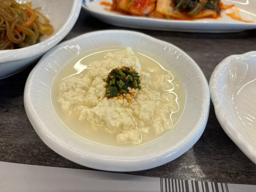 Chodang sundubu yang disajikan sebagai lauk dasar