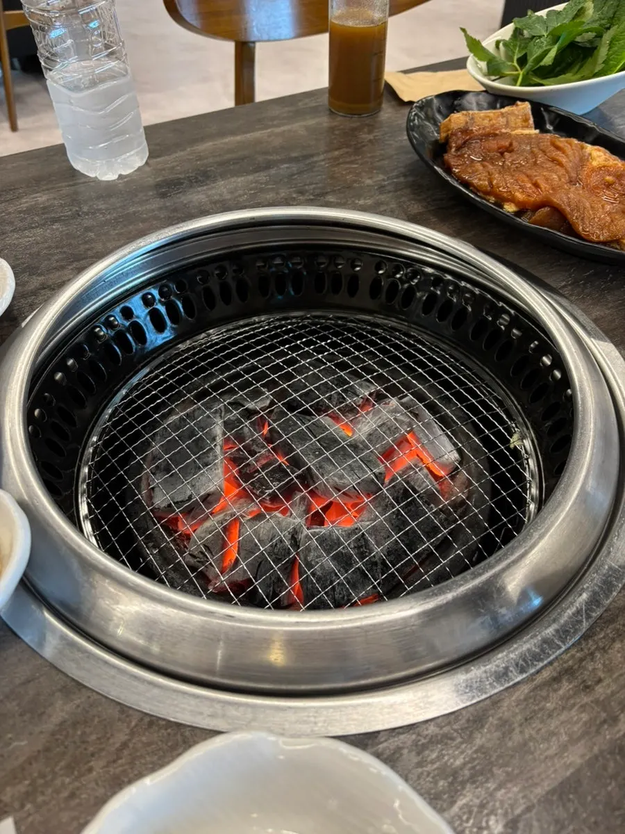 Tungku arang yang sudah disiapkan beserta susunan meja makan