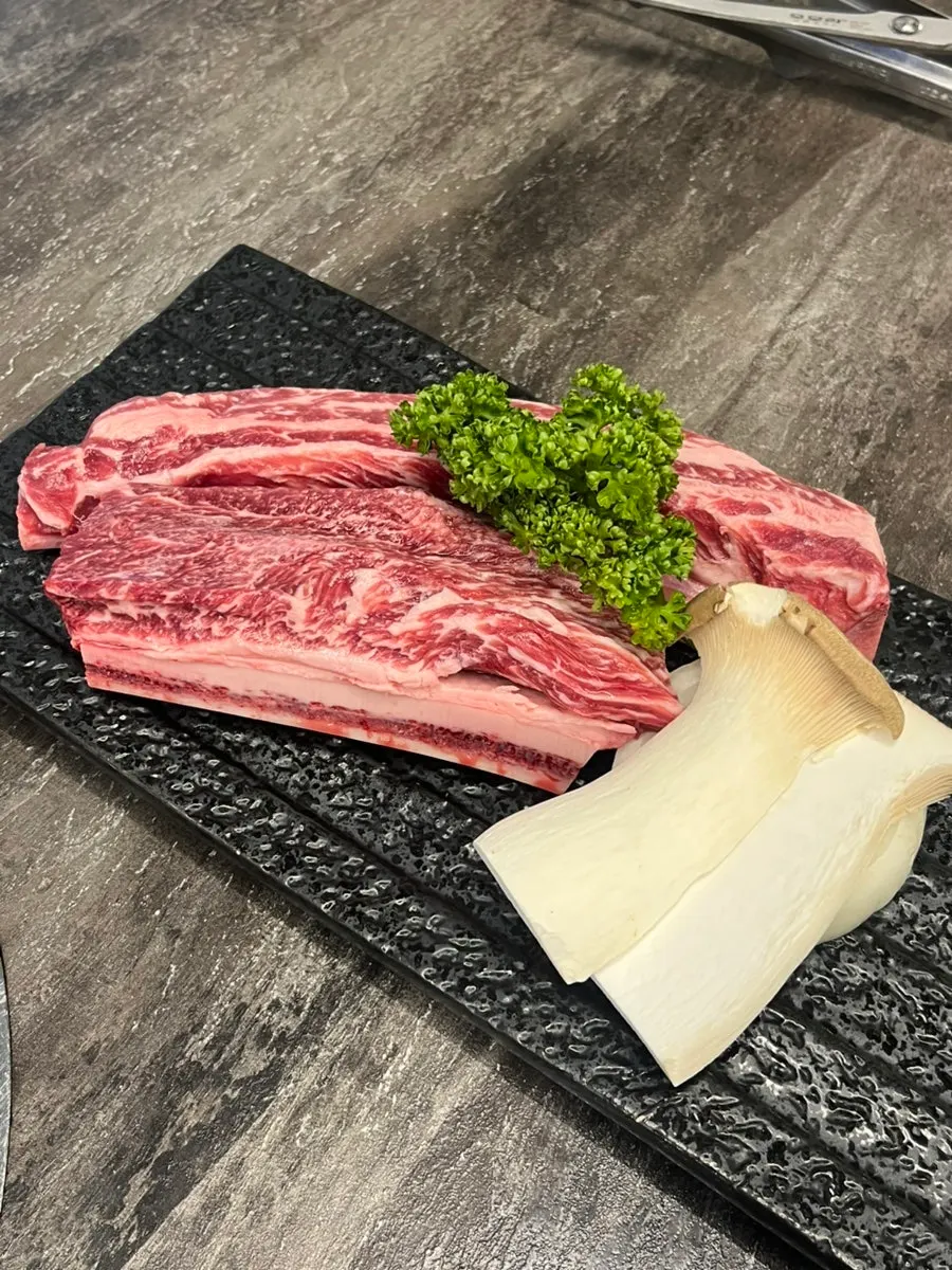 옆 펍에서 가져다준 생맥주 잔