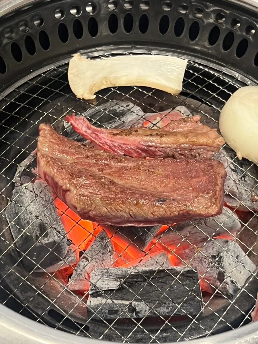 숯불 위에서 익어가는 우대갈비