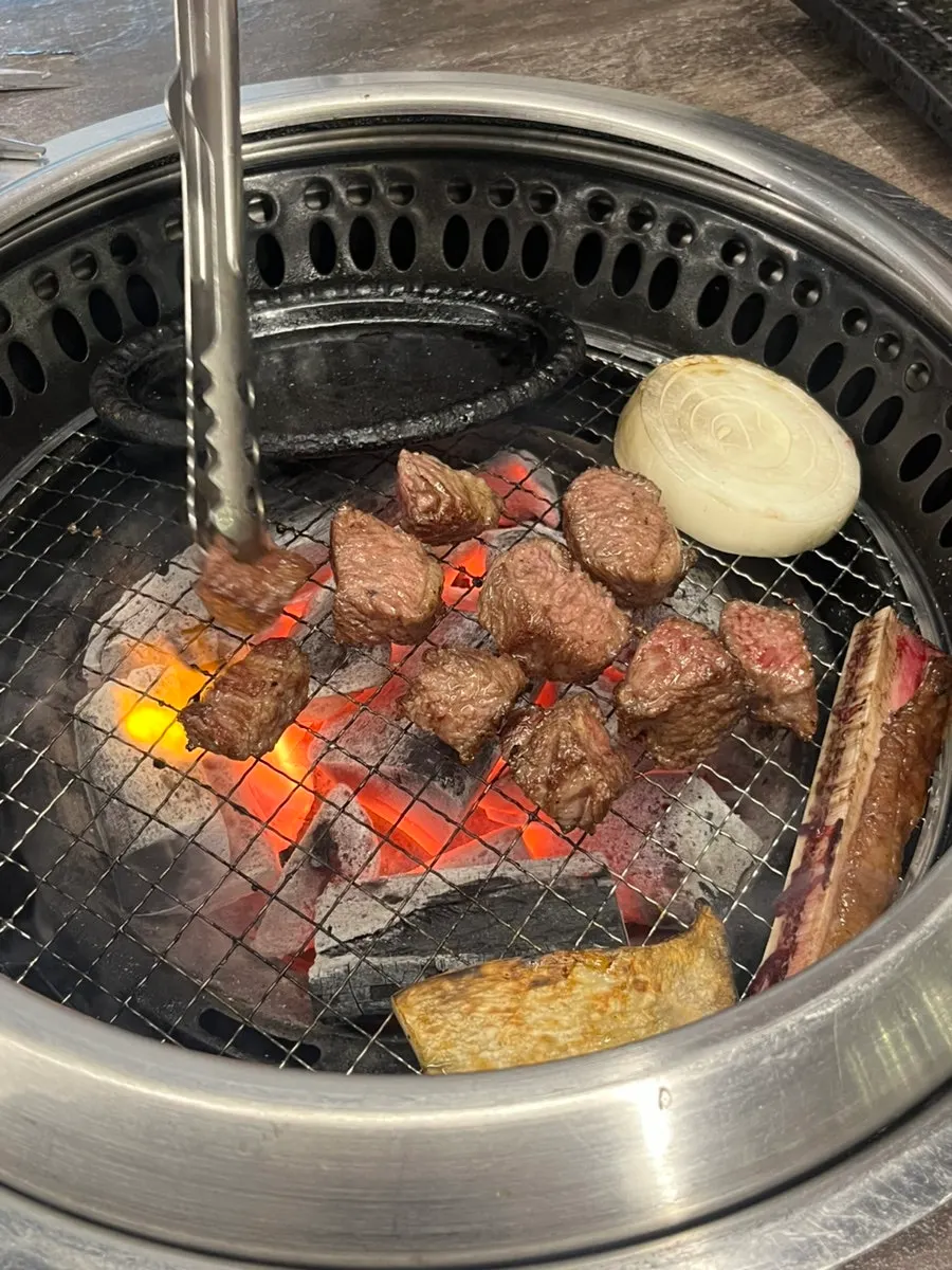 새송이버섯과 양파를 함께 올린 숯불 불판