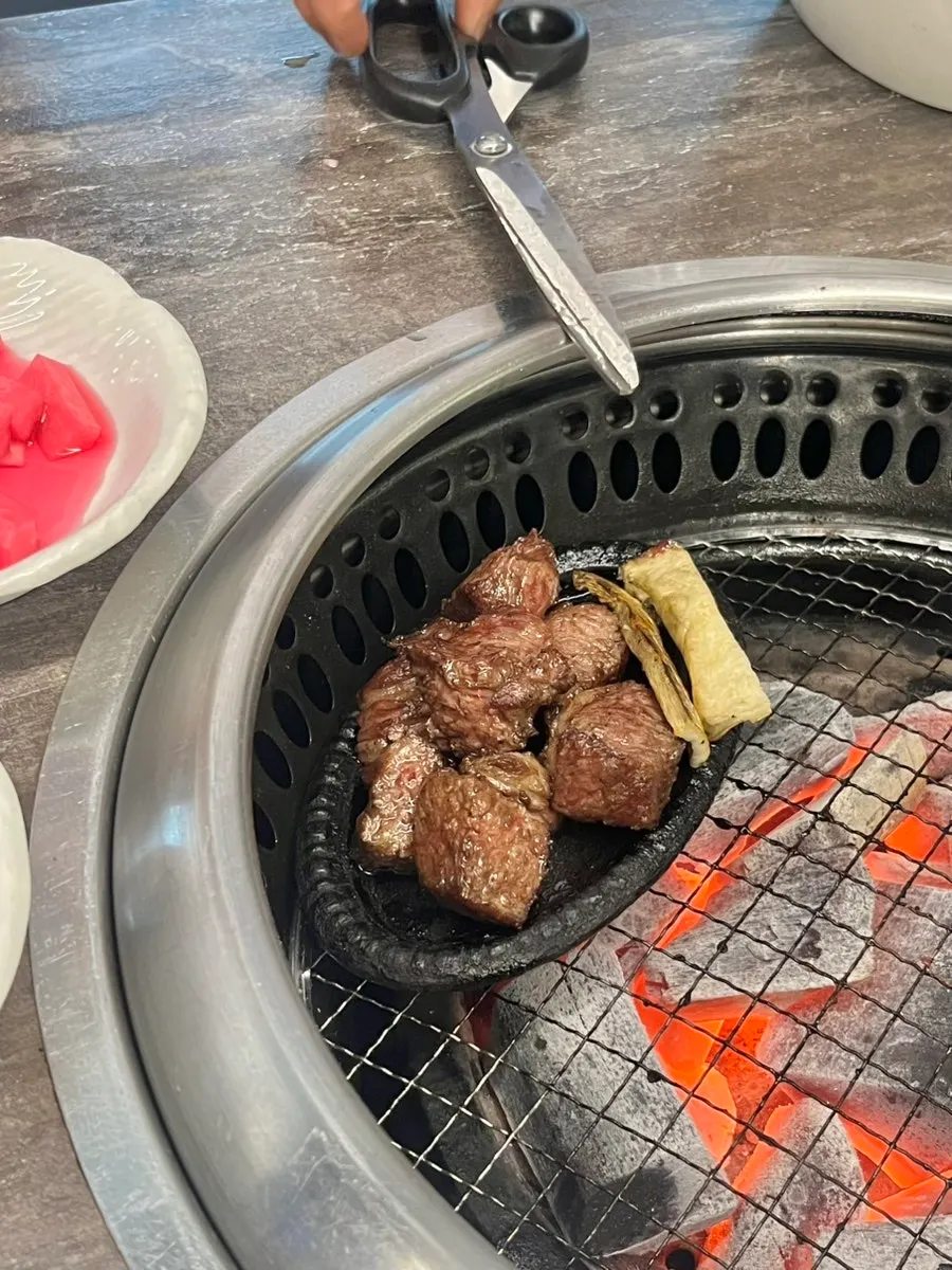 깍둑 모양으로 잘라 구운 우대갈비