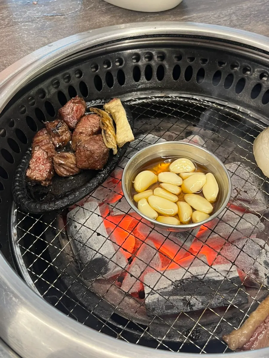 노릇하게 익은 우대갈비 조각