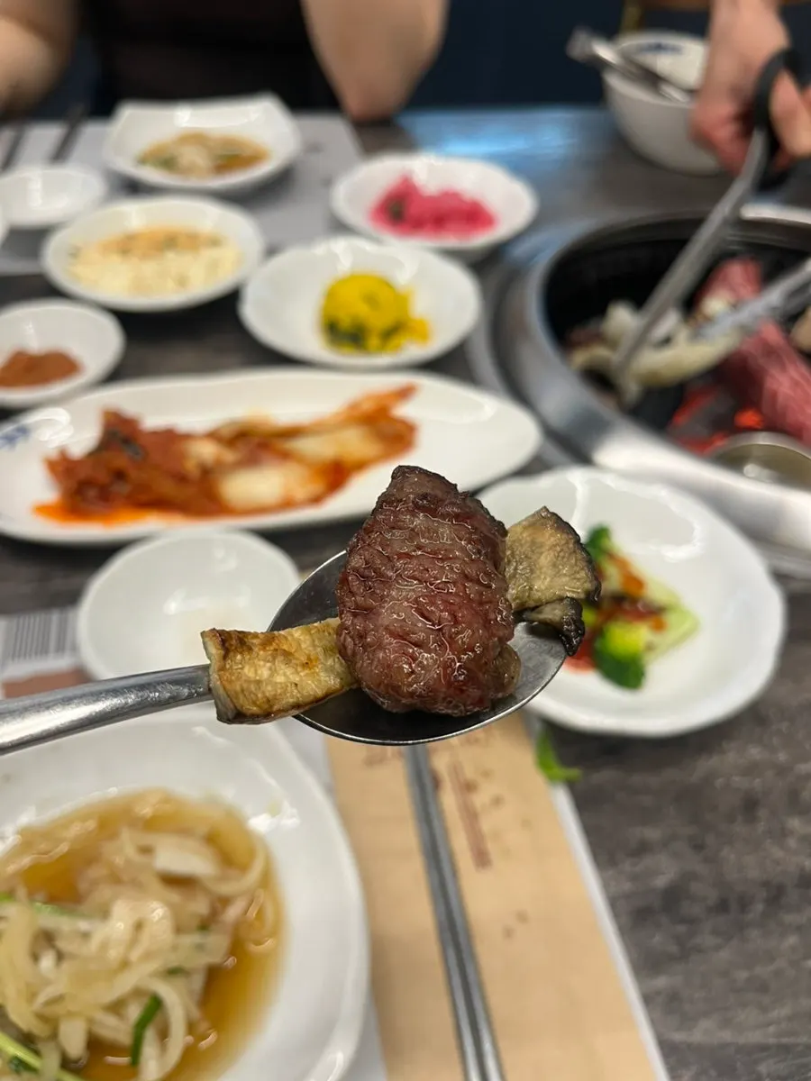 고기를 올려두는 돌판과 구운 갈비