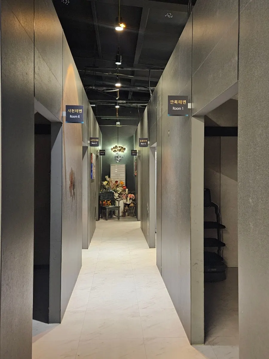 Corridor of Chodang Uga lined with beach-named private rooms
