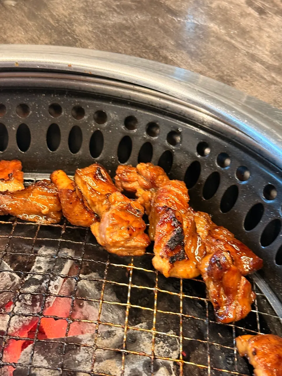 초당우가 실내와 가족 자리