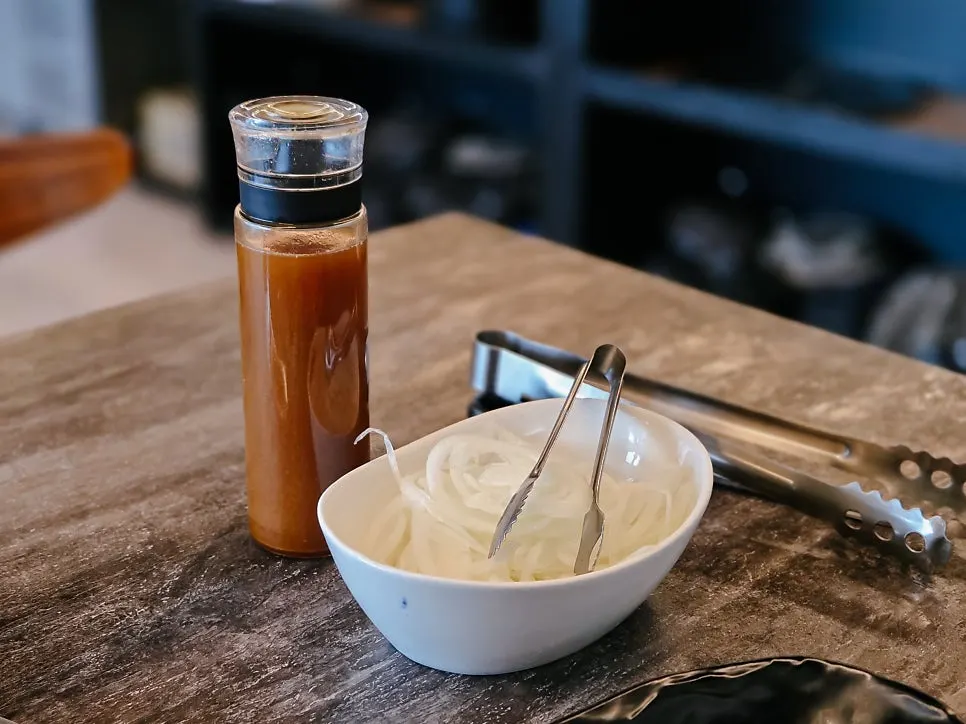 Shredded onion and sauce to eat with the meat