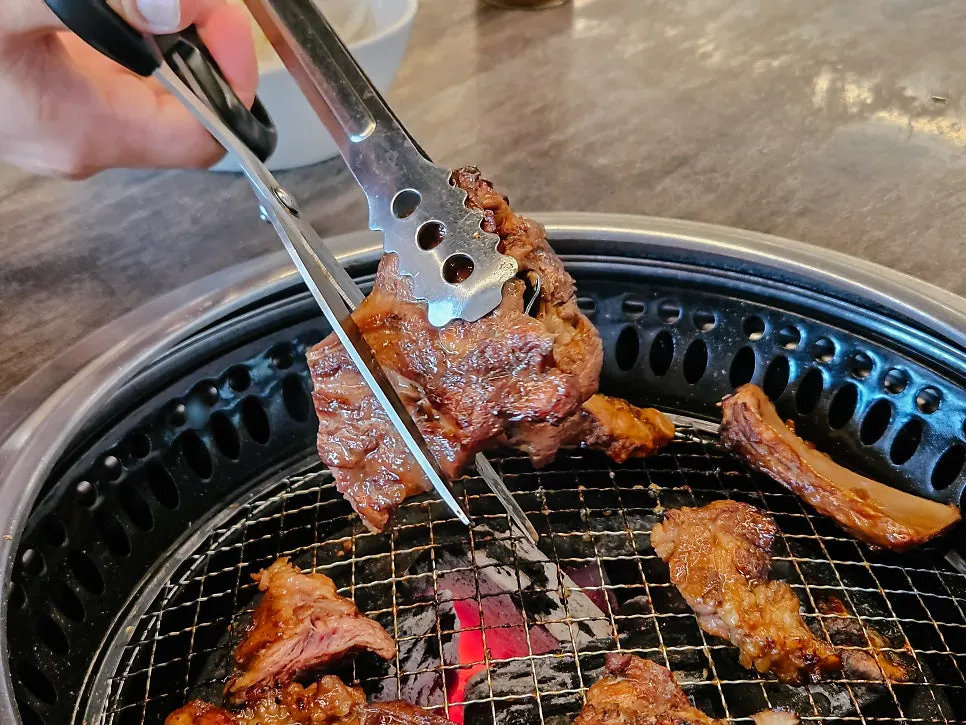 Cross-section of the pork galbi cut into bite-size pieces