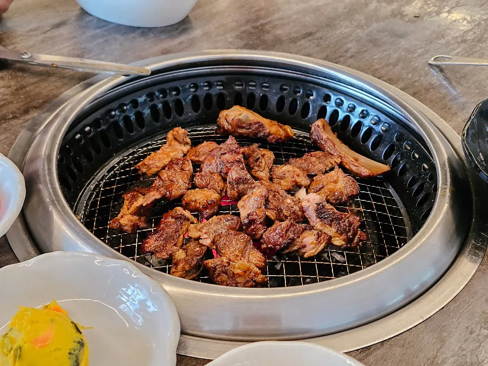 Glossy, well-grilled pork galbi on the grill