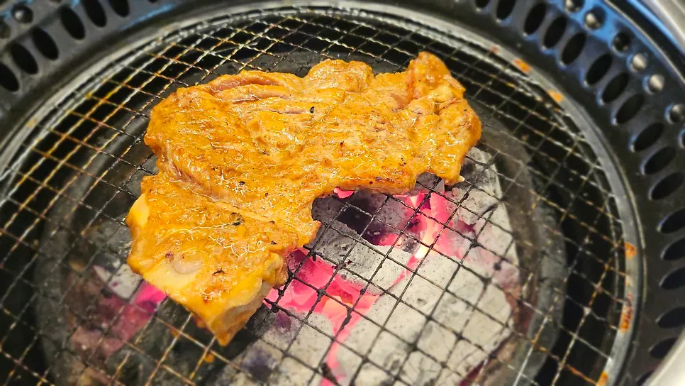 숯불에 올린 과일먹은 돼지갈비