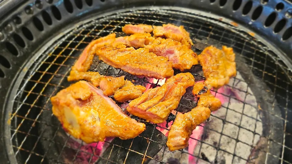 노릇하게 구워진 양념 돼지갈비