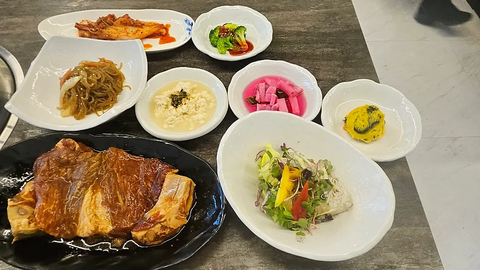 초당우가 기본 반찬 구성