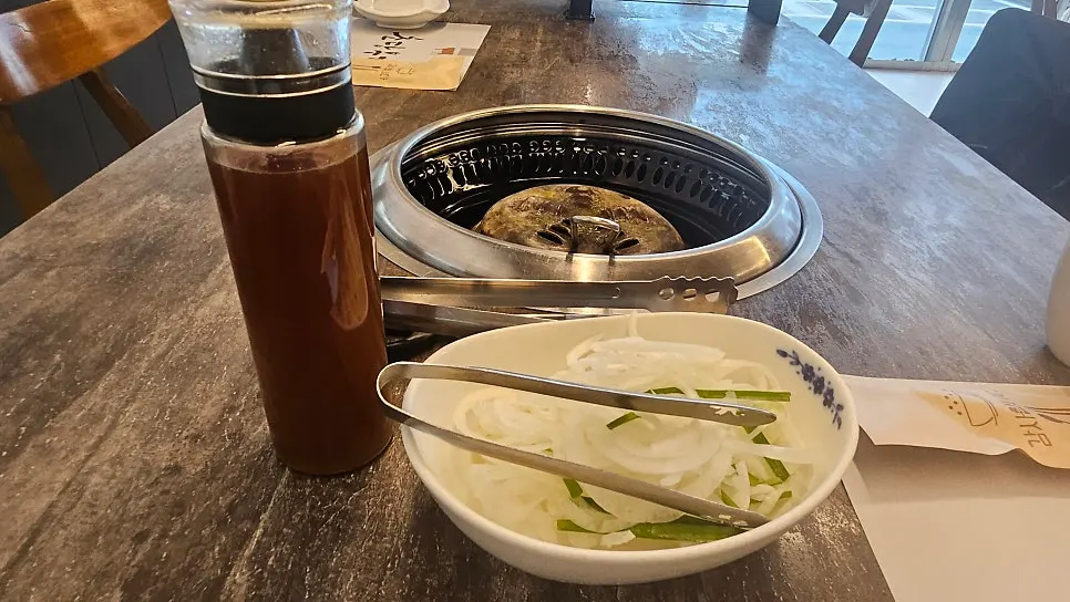 신선한 샐러드와 김치 반찬