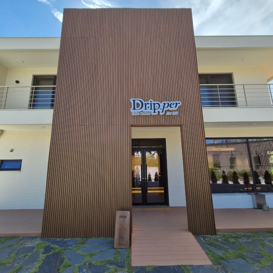 Exterior view of Coffee Dripper café in Chodang-dong, Gangneung