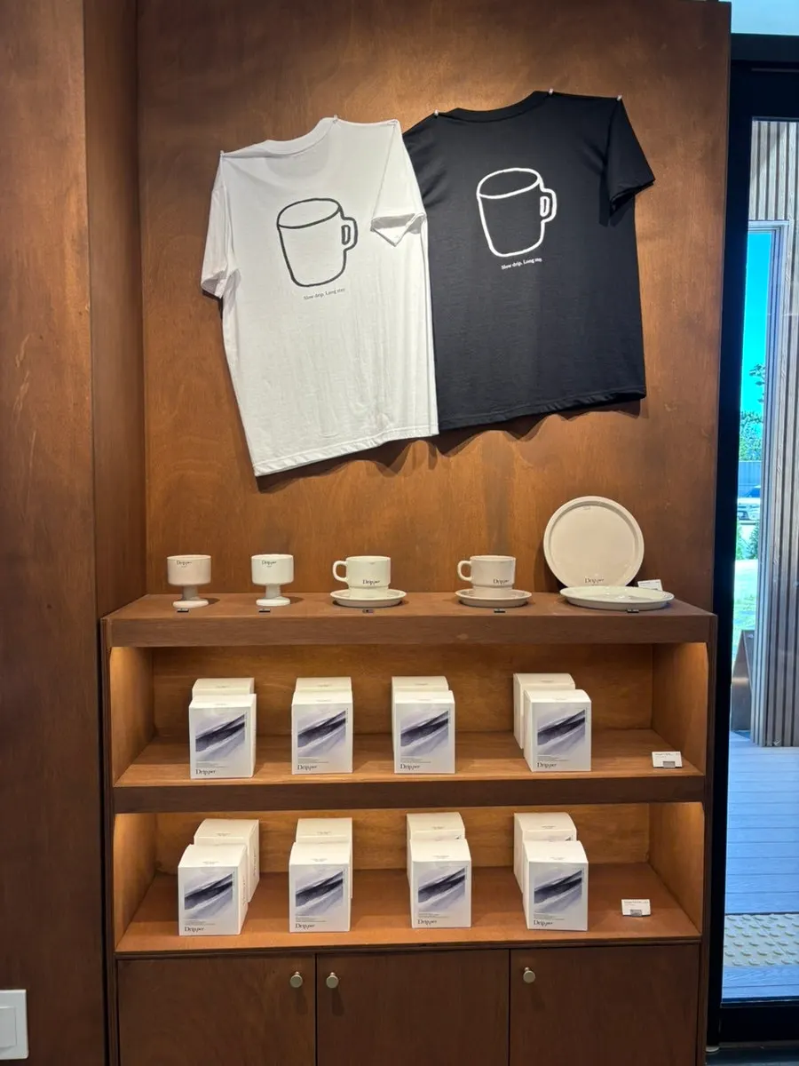 店内で販売しているコーヒーカップと皿
