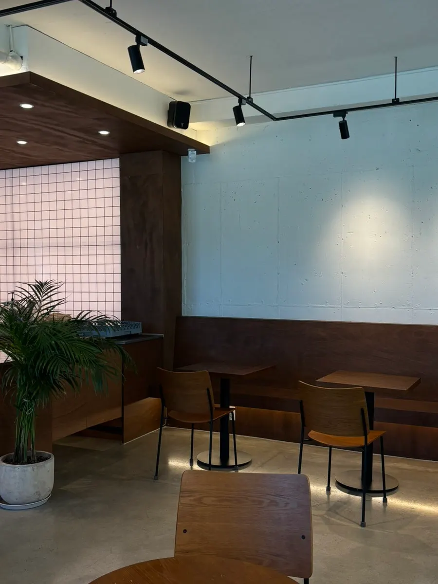 植物で飾られた店内の一角