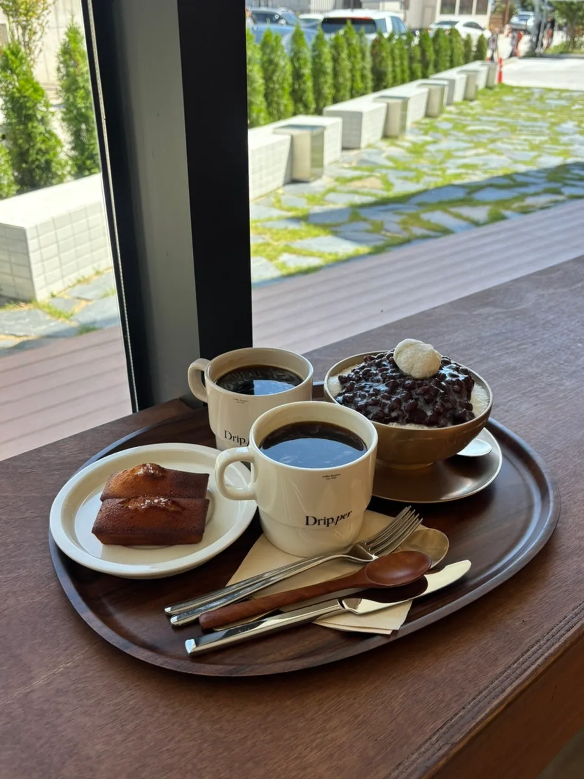 3人で注文したコーヒーとデザートのテーブル