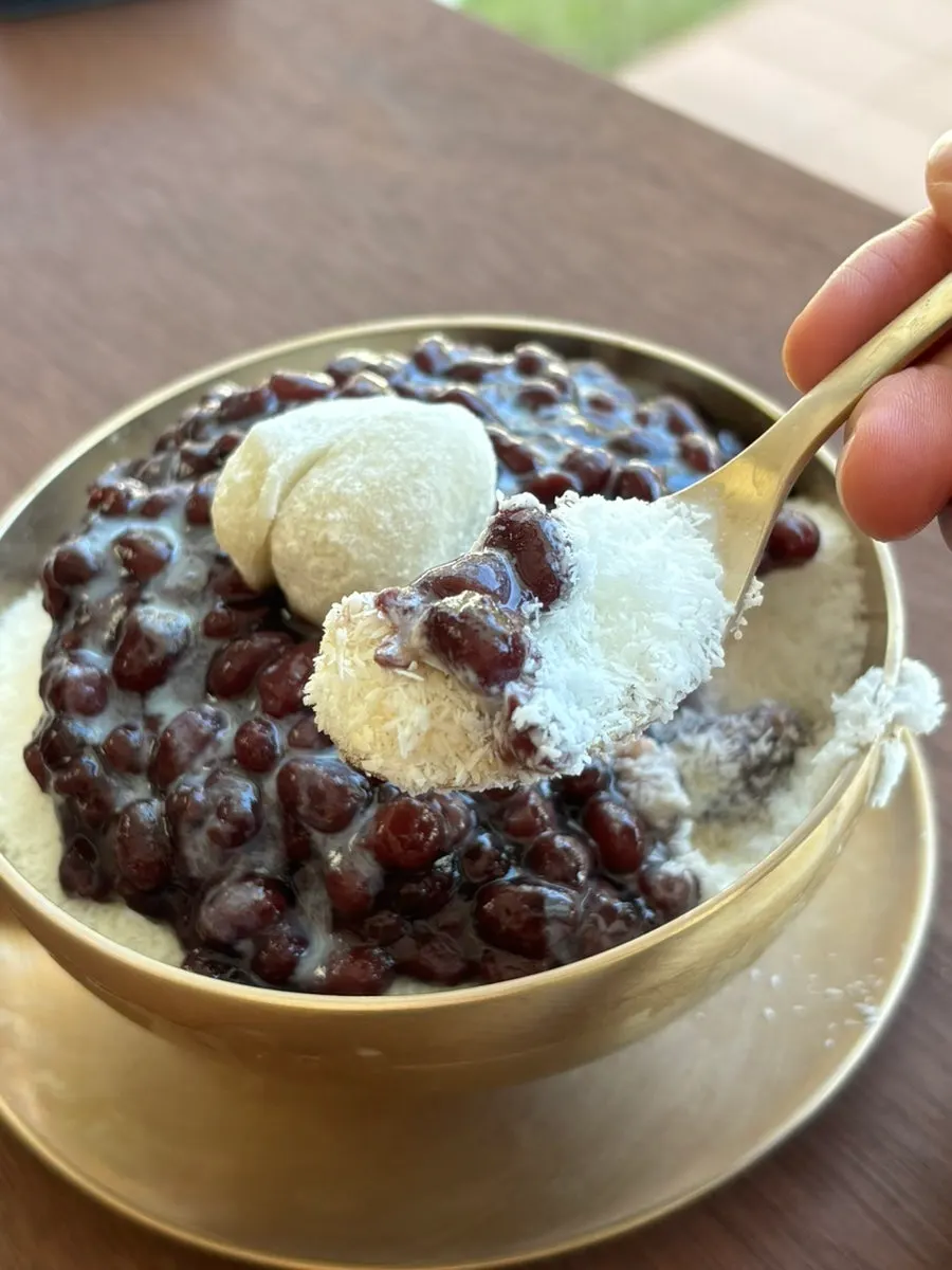 手作り小豆と求肥が乗ったかき氷