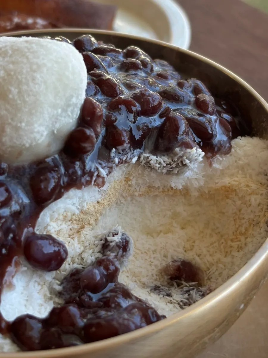 ミルク氷の上の手作り小豆クローズアップ