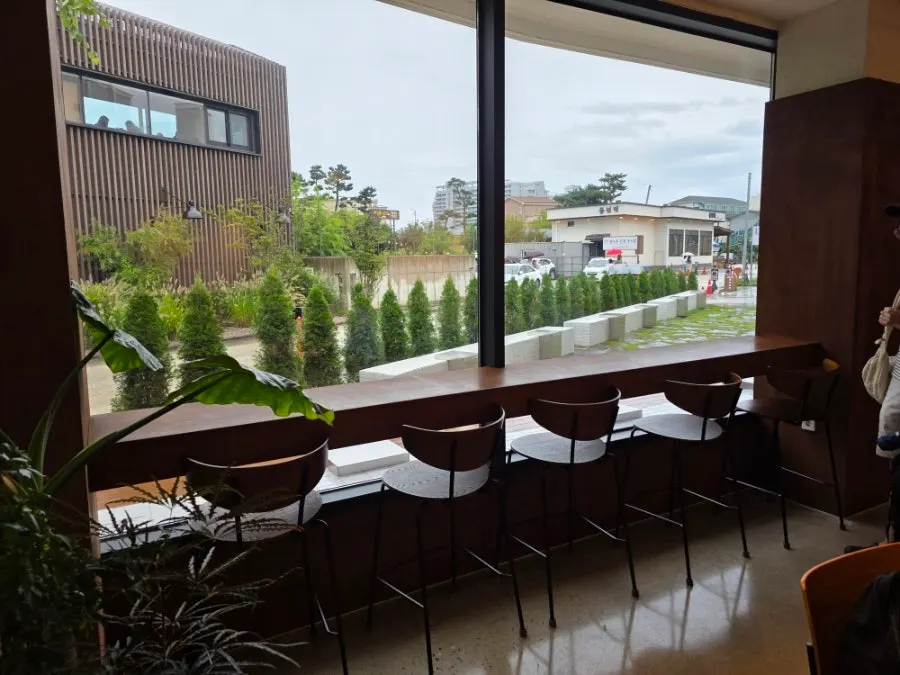 Clean, tidy atmosphere in the café hall