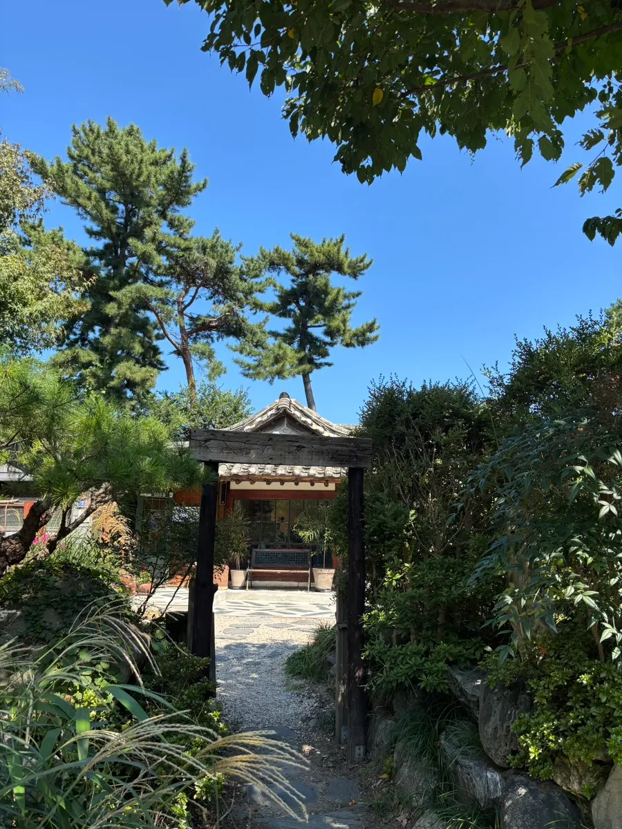카페기와 입구와 한옥 기와지붕