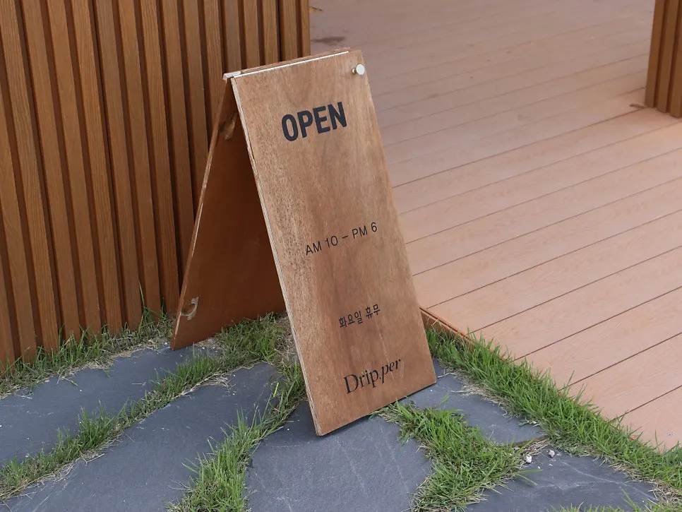 Café entrance with Tuesday closing notice
