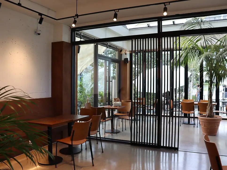 Spacious table arrangement inside the café