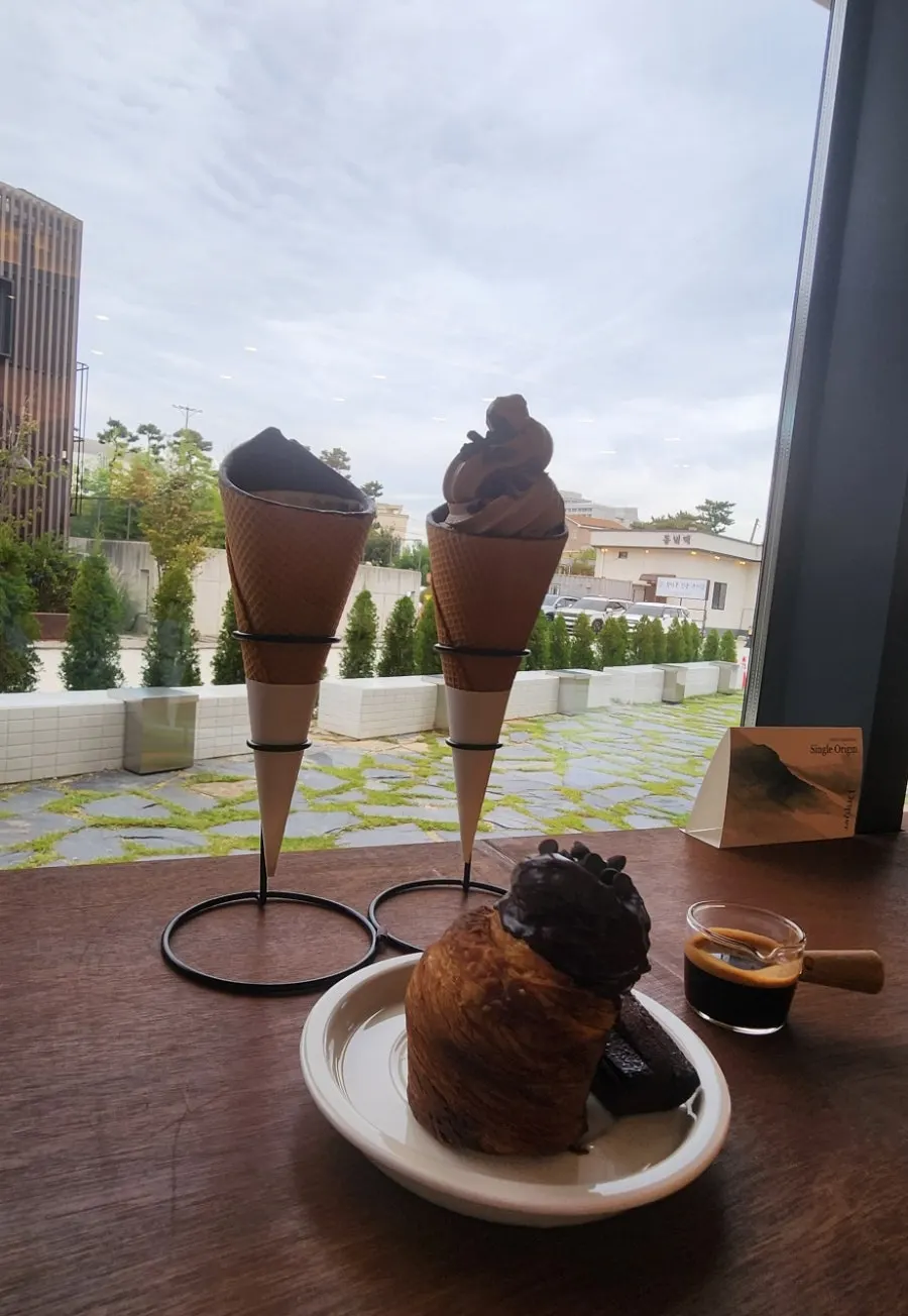 Table setting with the cone affogato and chocolate cone latte
