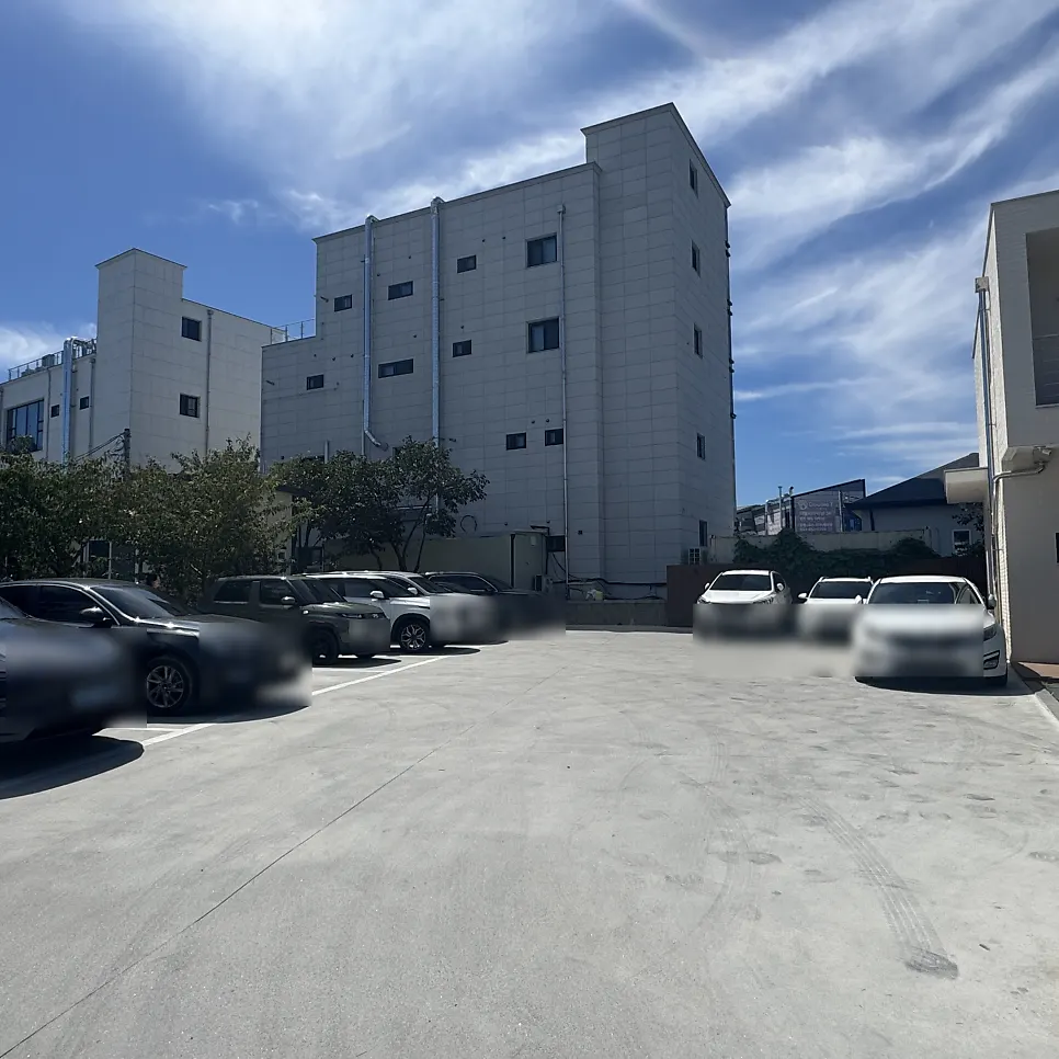 Wide parking area in front of the café
