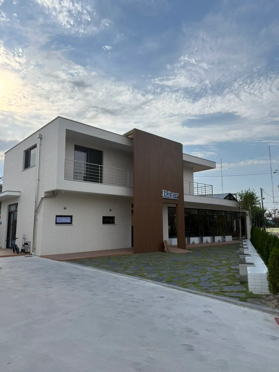 Exterior of Coffee Dripper café on Nanseolheon-ro