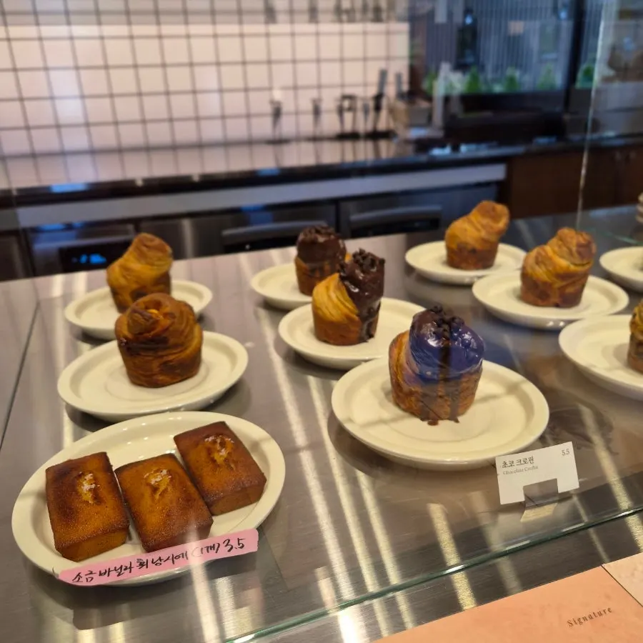 쇼케이스에 진열된 빵 종류