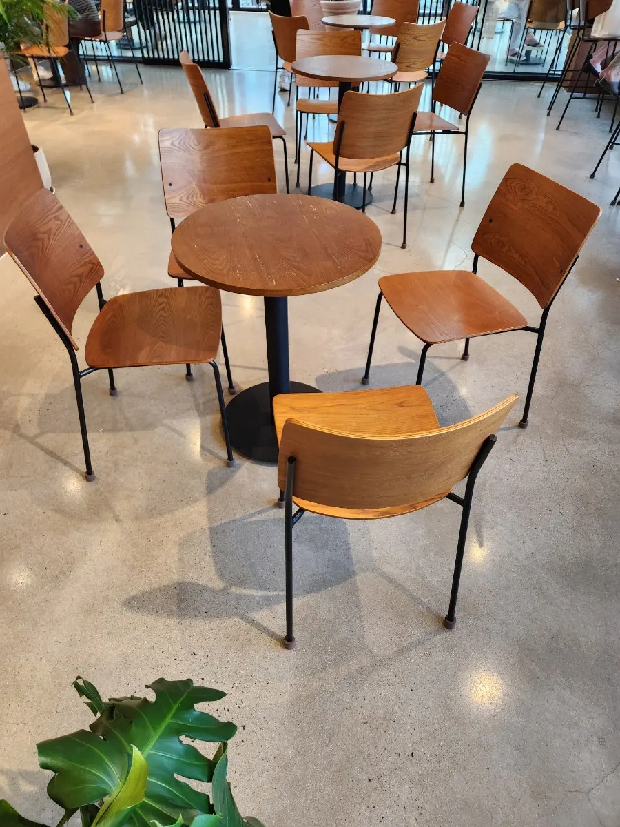 푸릇푸릇한 매장 앞 공간과 바 자리