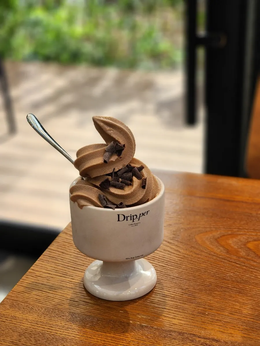 커피 아이스크림과 다크 초코 토핑