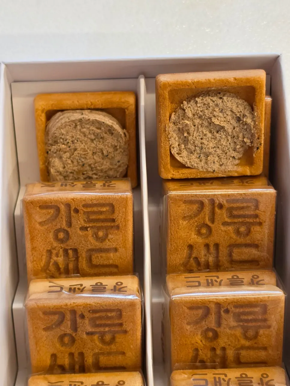 커피맛 강릉샌드 시식 모습
