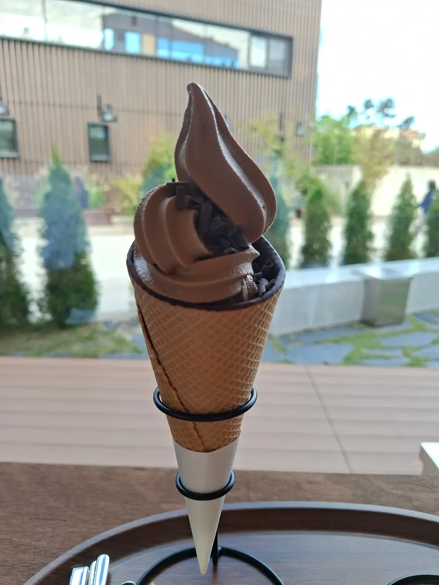 Cone chocolate latte dessert