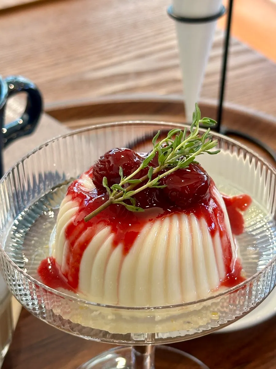 콘이 커피잔이 되는 핫 초코콘라떼