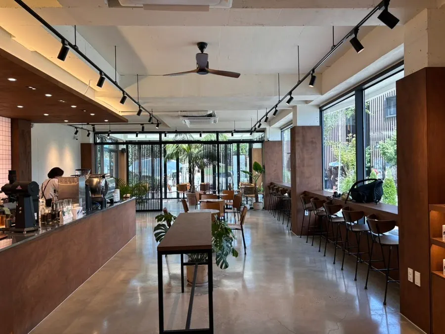 Customers entering the Coffee Dripper hall