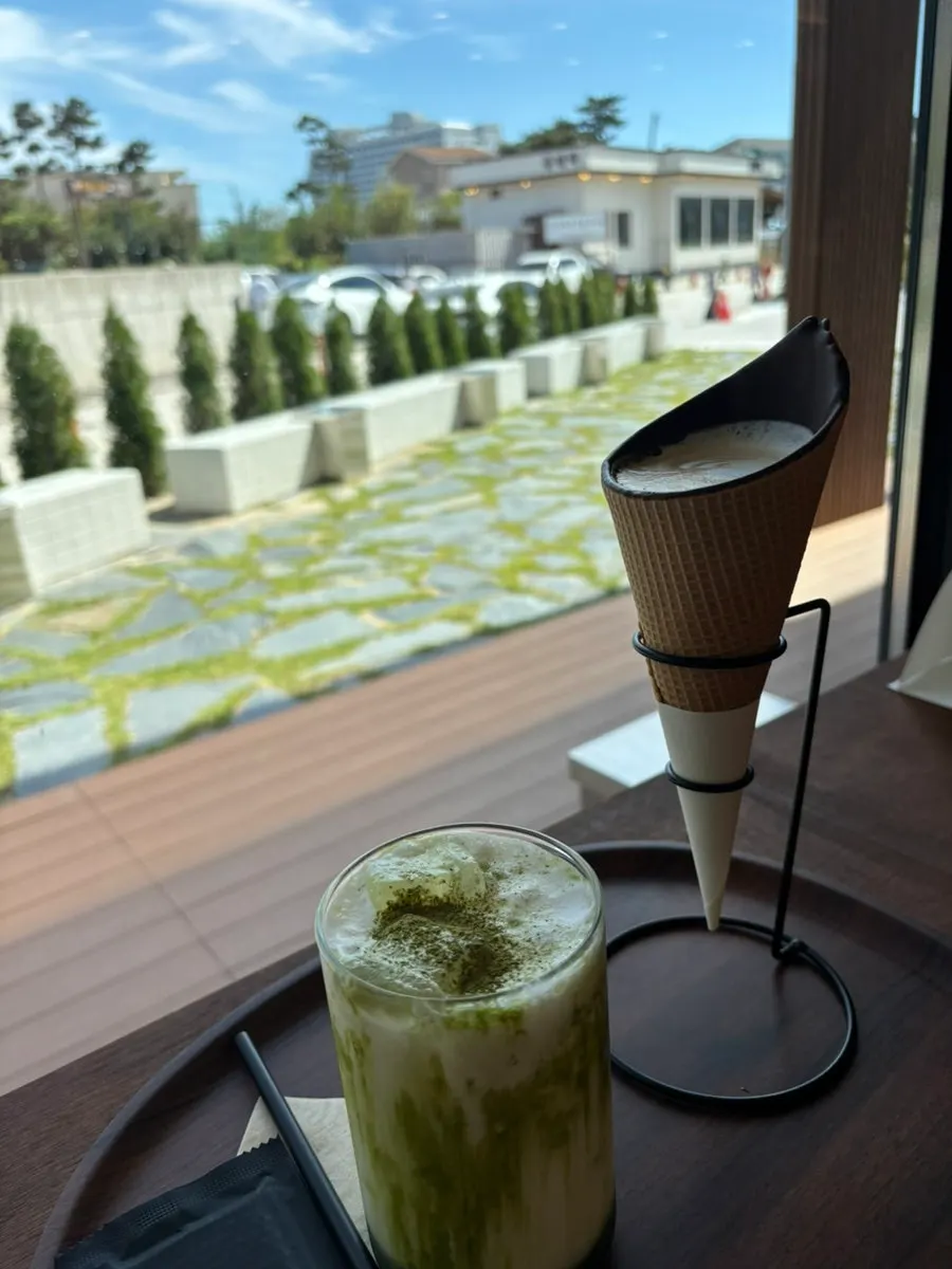 Vertical photo of both drinks together
