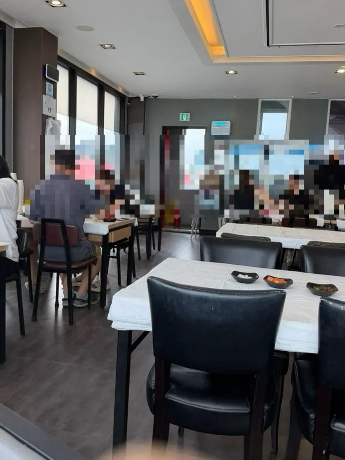 Interior of the 3rd-floor dog-friendly dedicated hall at Gossi's Donghae Makguksu