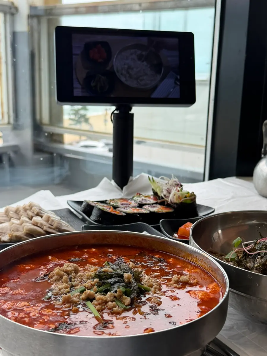 A meal at Gossi's Donghae Makguksu together with a dog