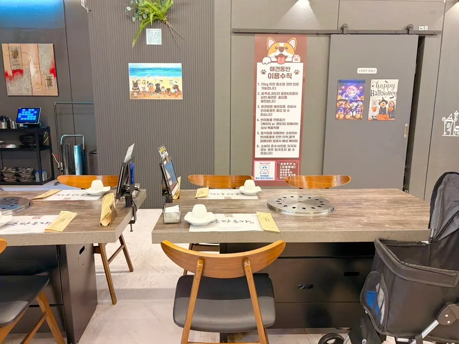 Pet-friendly seating at Chodang Uga, separated from general seating