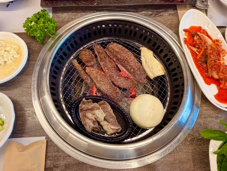 Separate pan used for grilling chadolbagi