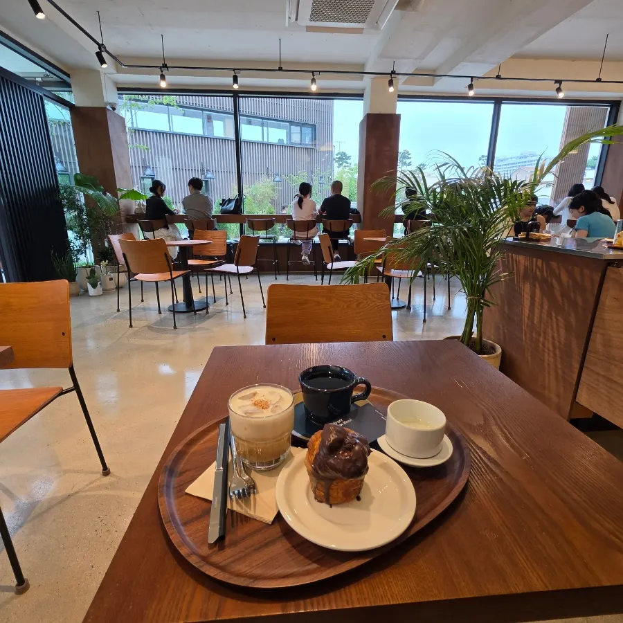 커피드립퍼 테이블에 놓인 음료와 디저트