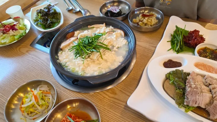 Foto del Chodang Myeongpum table servido