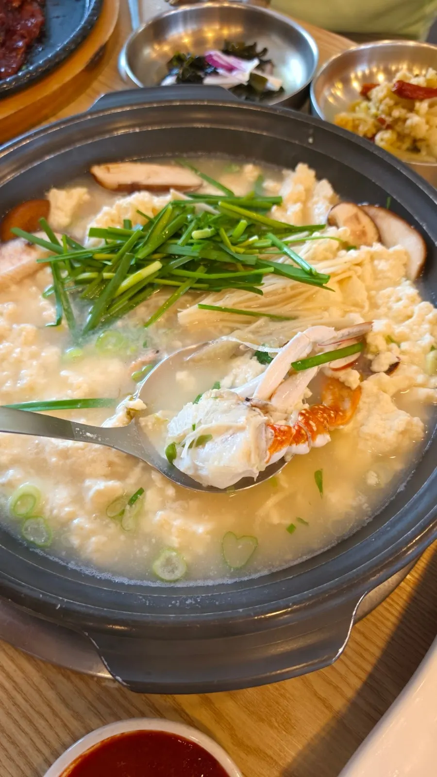 Foto del sundubu jjigae en caldo claro para niños