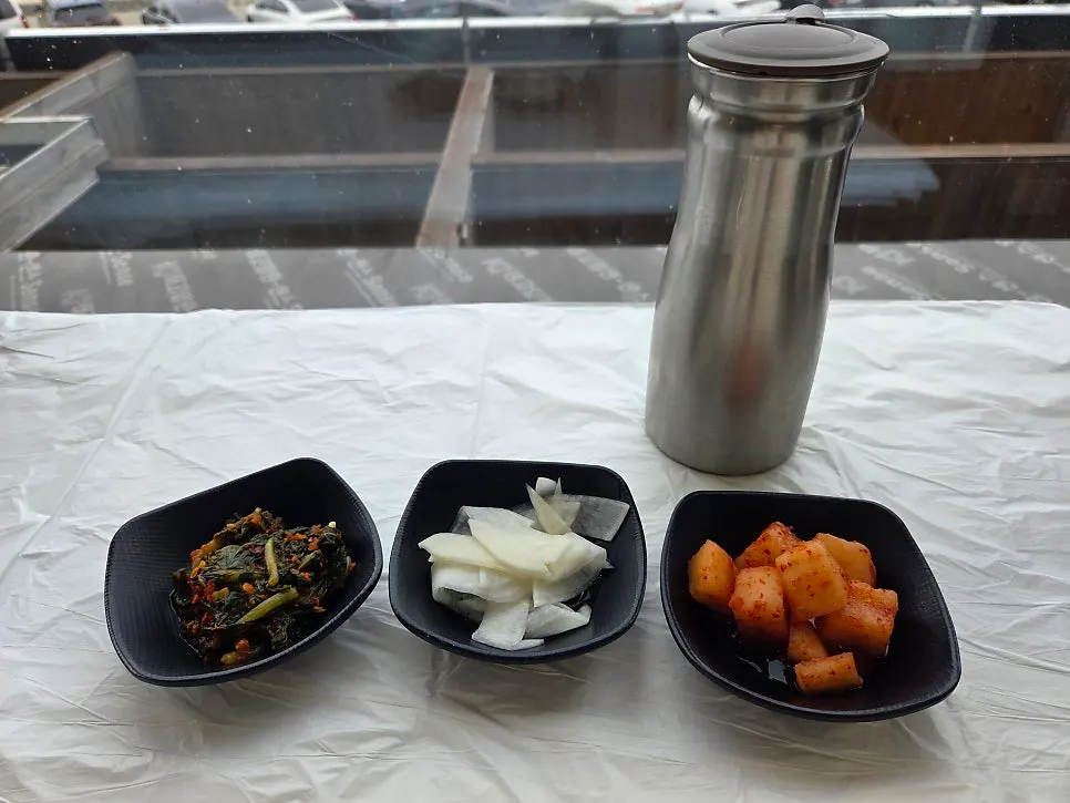 Basic side dishes: pickled radish, kkakdugi, and yeolmu kimchi