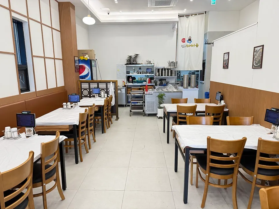 강릉전복해녀마을 넉넉한 주차장 전경