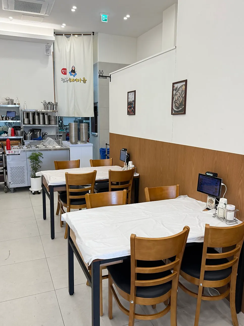 식당 입구 쪽 통로와 주차 공간
