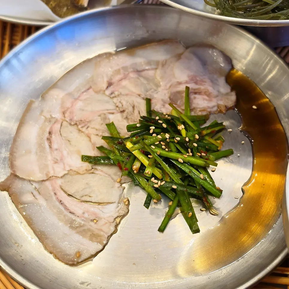 해녀한상에 오른 해산물 접시