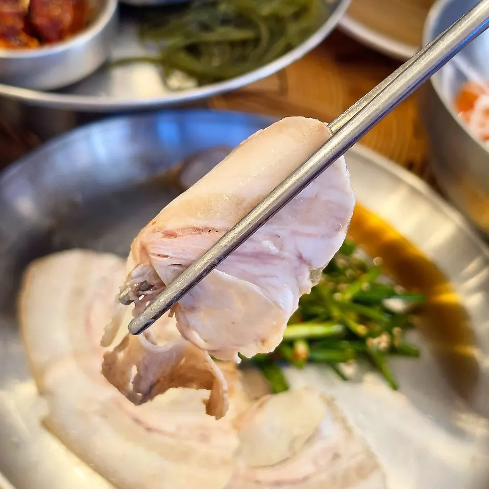 소스와 함께 담긴 냉수육